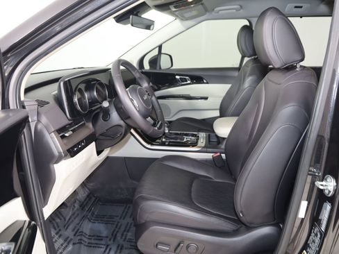 Used 2024 Kia Carnival EX FWD image 12