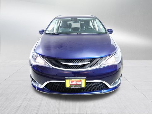 Used 2018 Chrysler Pacifica Touring-L w/ Premium Audio Group FWD image 2