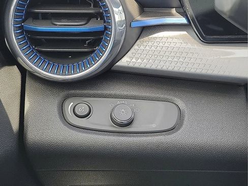 Used 2025 Chevrolet Trax LT image 14