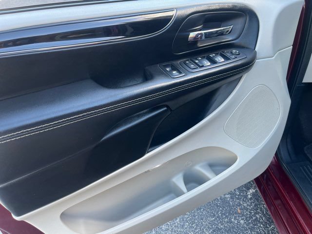 Used 2017 Dodge Grand Caravan SXT FWD image 16