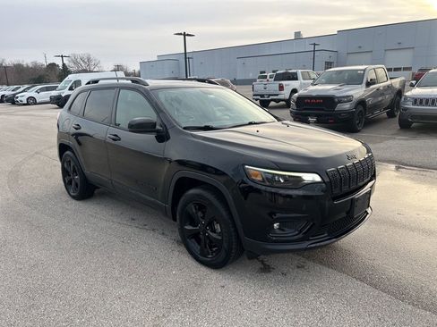 Used 2019 Jeep Cherokee Latitude Plus image 3