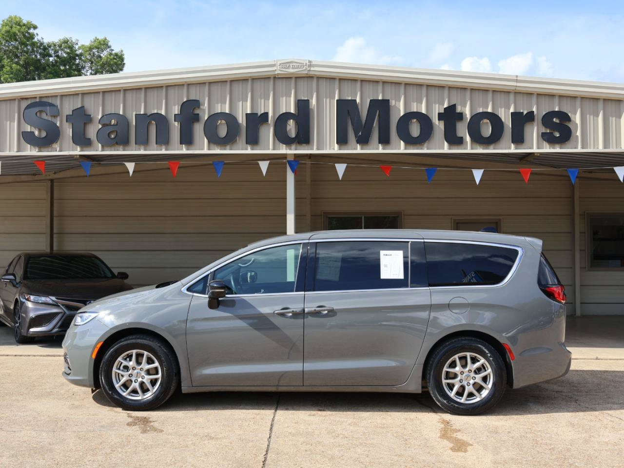 Used 2023 Chrysler Pacifica Touring-L FWD image 3
