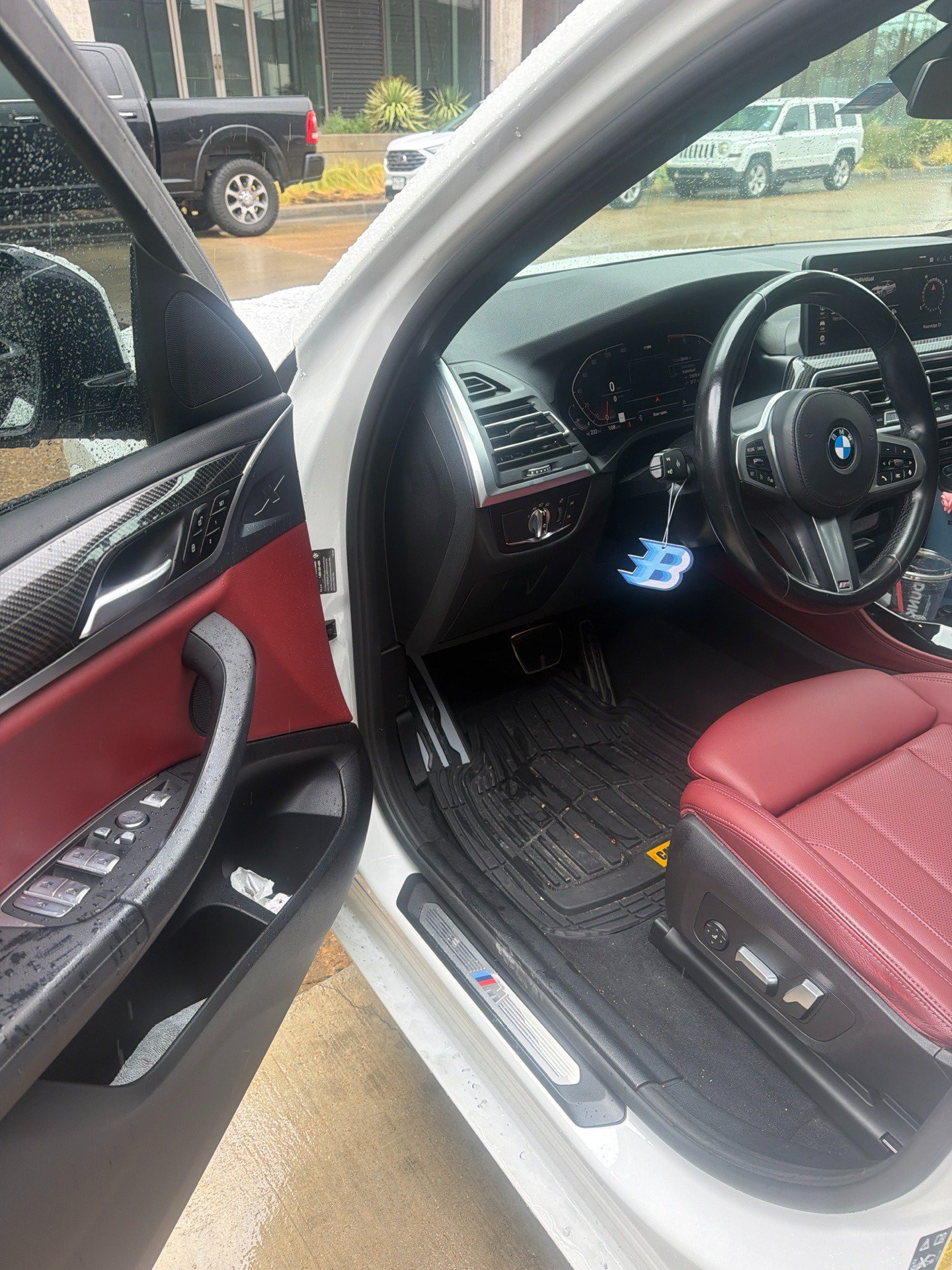 Used 2022 BMW X4 xDrive30i w/ M Sport Package AWD/4WD image 4