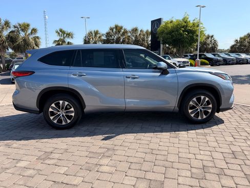 Used 2022 Toyota Highlander XLE image 7