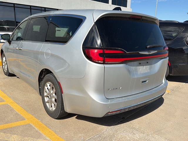 Used 2024 Chrysler Pacifica Touring-L FWD image 5