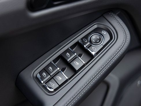 New 2026 Porsche Macan image 23