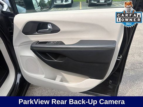 Used 2023 Chrysler Pacifica Touring-L FWD image 22