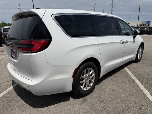 Used 2023 Chrysler Pacifica Touring-L FWD image 6