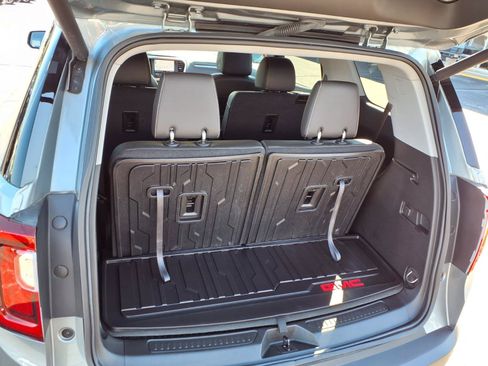 Used 2023 GMC Acadia SLT w/ LPO, Floor Liner Package FWD image 31