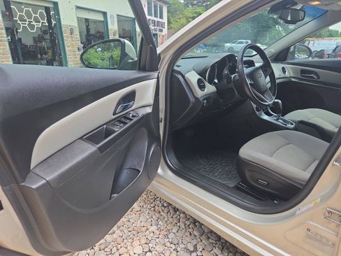 Used 2014 Chevrolet Cruze LT FWD image 13