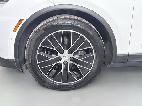 Certified 2025 Porsche Macan 4 Electric RWD image 11