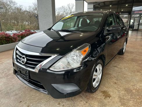 Used 2019 Nissan Versa SV image 3