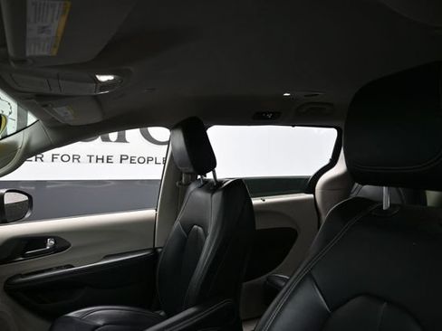 Used 2023 Chrysler Pacifica Touring-L FWD image 18