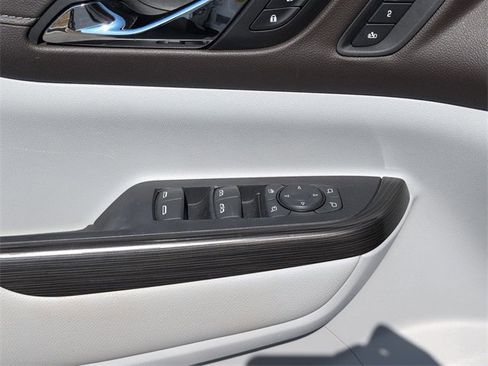 Used 2022 GMC Acadia SLT w/ Technology Package image 17