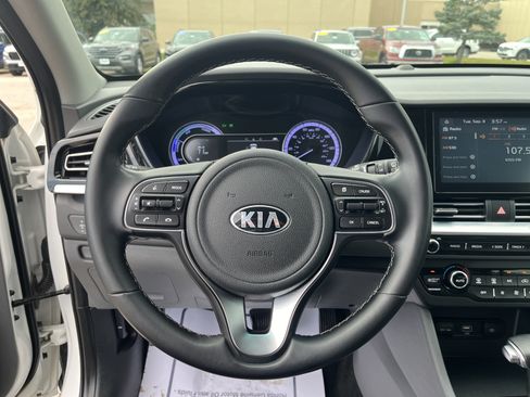 Used 2020 Kia Niro LXS FWD image 18