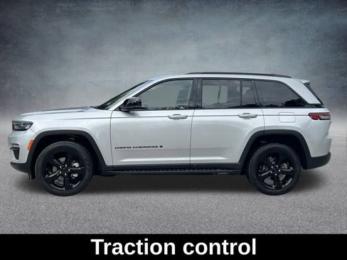 Certified 2024 Jeep Grand Cherokee Limited w/ Black Appearance Package image 10