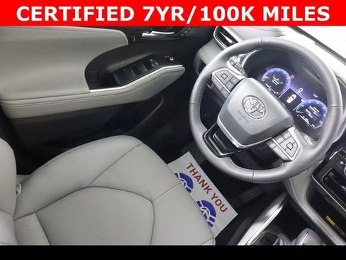 Used 2025 Toyota Highlander Platinum AWD/4WD image 18