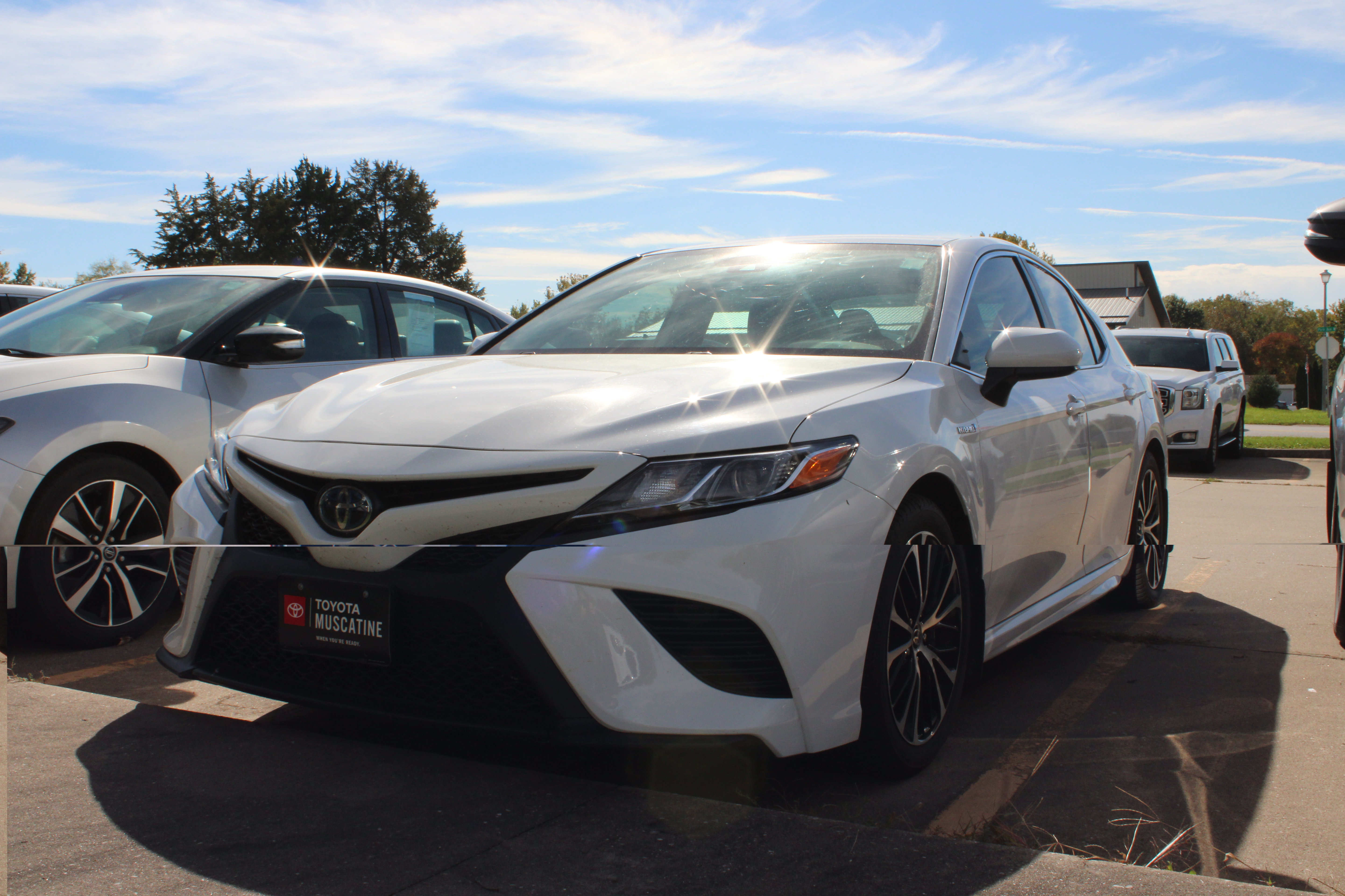 Used 2020 Toyota Camry SE FWD image 1