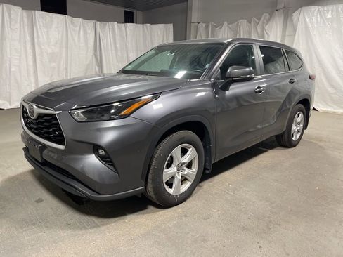 Used 2024 Toyota Highlander XLE image 3