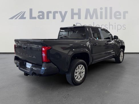 Certified 2025 Toyota Tacoma SR5 AWD/4WD image 5