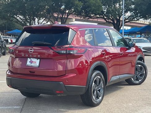 Used 2025 Nissan Rogue SV FWD image 4
