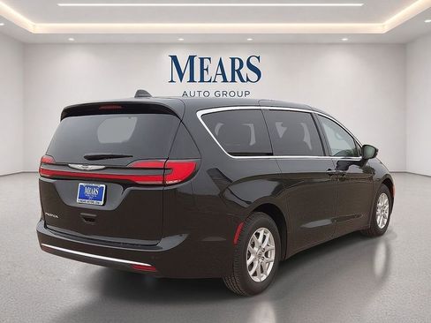 Used 2023 Chrysler Pacifica Touring-L FWD image 5