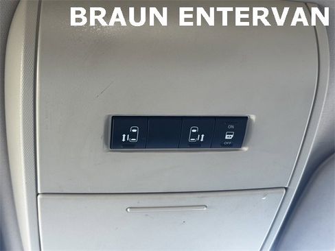 Used 2012 Dodge Grand Caravan SXT image 32