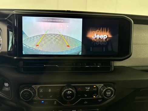 Used 2024 Jeep Wrangler Unlimited AWD/4WD image 23