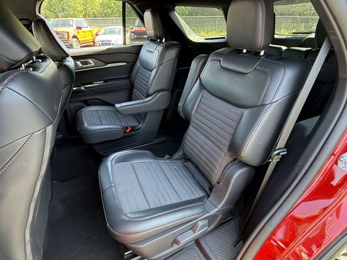 Used 2025 Ford Explorer ST-Line image 9
