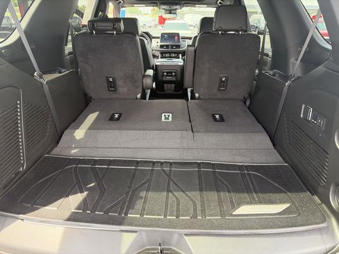 Used 2024 Chevrolet Tahoe Premier AWD/4WD image 7