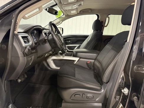 Used 2019 Nissan Titan SV image 9