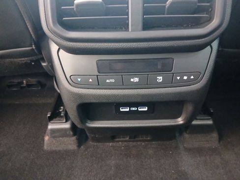 Used 2023 Honda Pilot Touring image 11