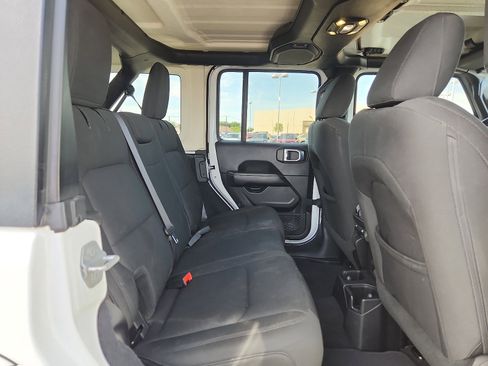 Used 2019 Jeep Wrangler Unlimited Sahara AWD/4WD image 14