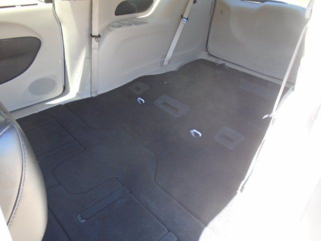 Used 2023 Chrysler Pacifica Touring-L FWD image 3