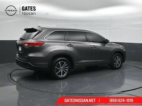 Used 2018 Toyota Highlander XLE AWD/4WD image 2