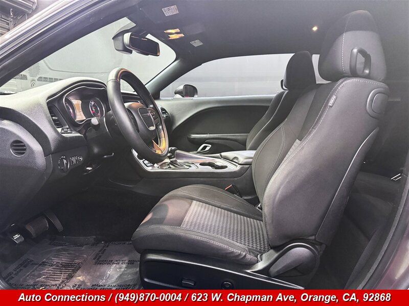 Used 2015 Dodge Challenger SXT RWD image 6