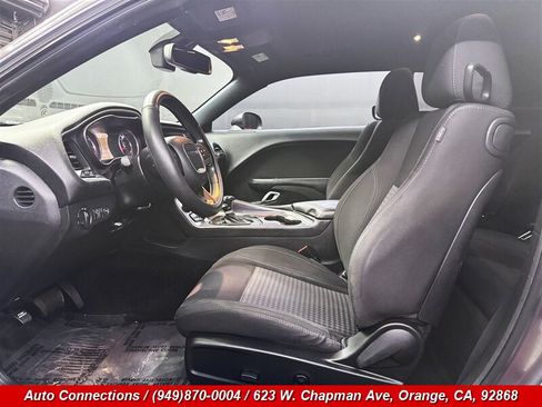 Used 2015 Dodge Challenger SXT RWD image 6