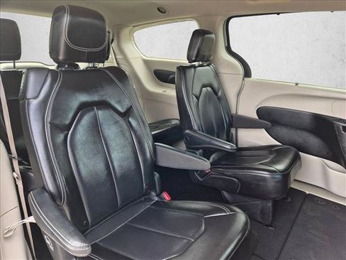 Used 2023 Chrysler Pacifica Touring-L FWD image 27