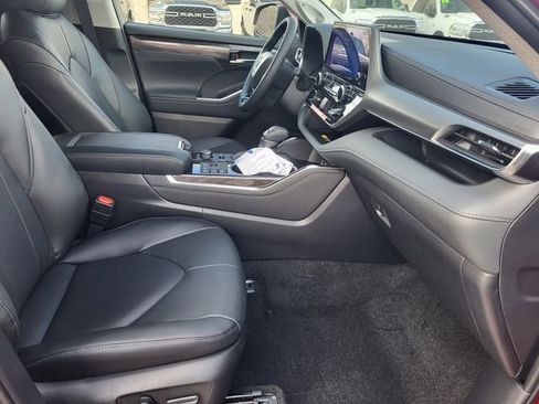 New 2026 Toyota Highlander Limited image 17