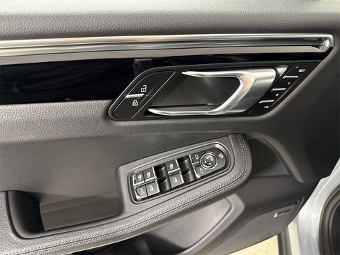 Certified 2025 Porsche Macan image 34