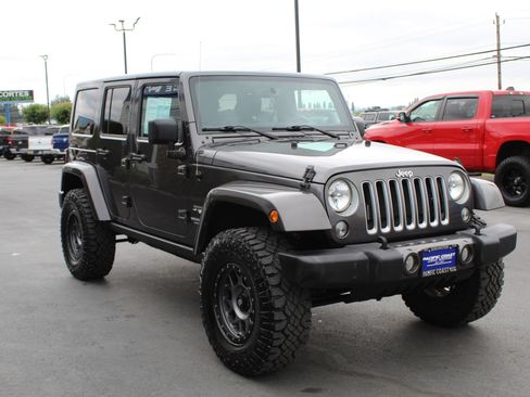 Used 2016 Jeep Wrangler Unlimited Sahara w/ Connectivity Group AWD/4WD image 8