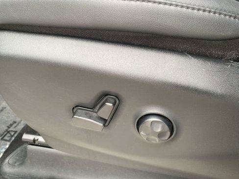 Used 2024 Chrysler Pacifica Touring-L image 12