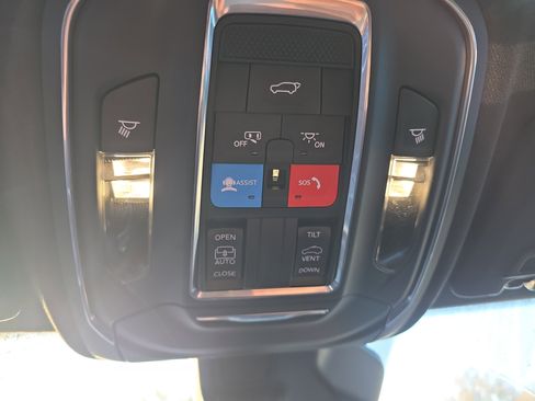 New 2025 Jeep Grand Cherokee Altitude image 9