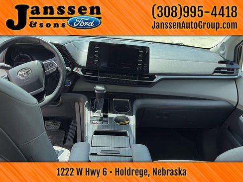 Used 2021 Toyota Sienna Limited image 13