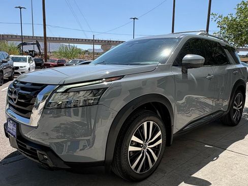Used 2023 Nissan Pathfinder Platinum FWD image 15