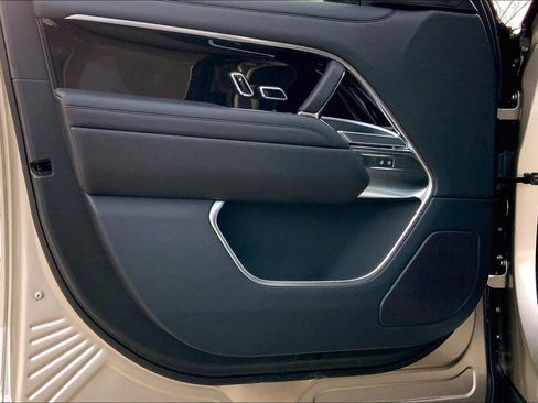 New 2026 Land Rover Range Rover Long Wheelbase SE image 10