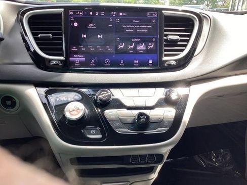Used 2023 Chrysler Pacifica Touring-L FWD image 20