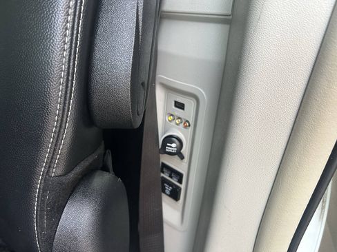 Used 2014 Chrysler Town & Country Touring FWD image 23