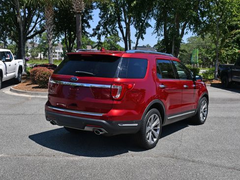 Used 2018 Ford Explorer Limited w/ Equipment Group 301A FWD image 4