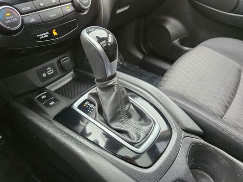 Used 2019 Nissan Rogue SV w/ Sun & Sound Touring Package image 7